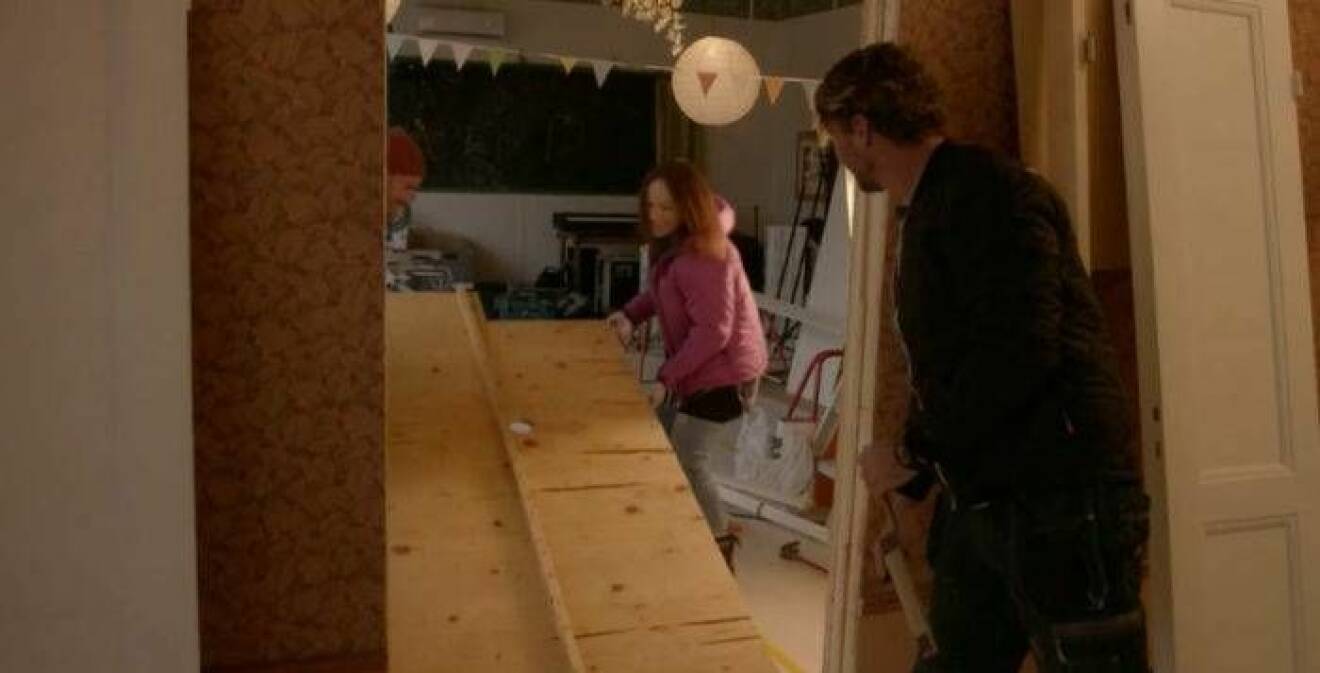 Anders Öfvergård hjälper Martin och Hanna med renoveringen
