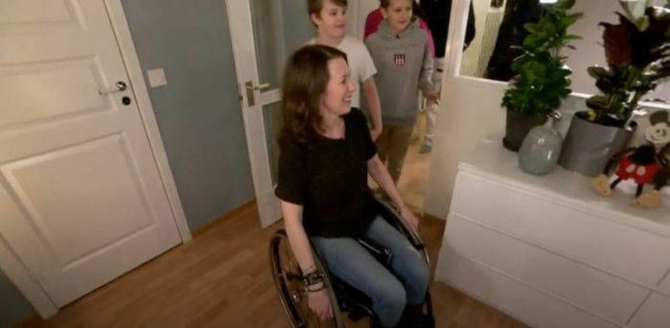 Tina och barnen får se sin lägenhet efter renoveringen för första gången.