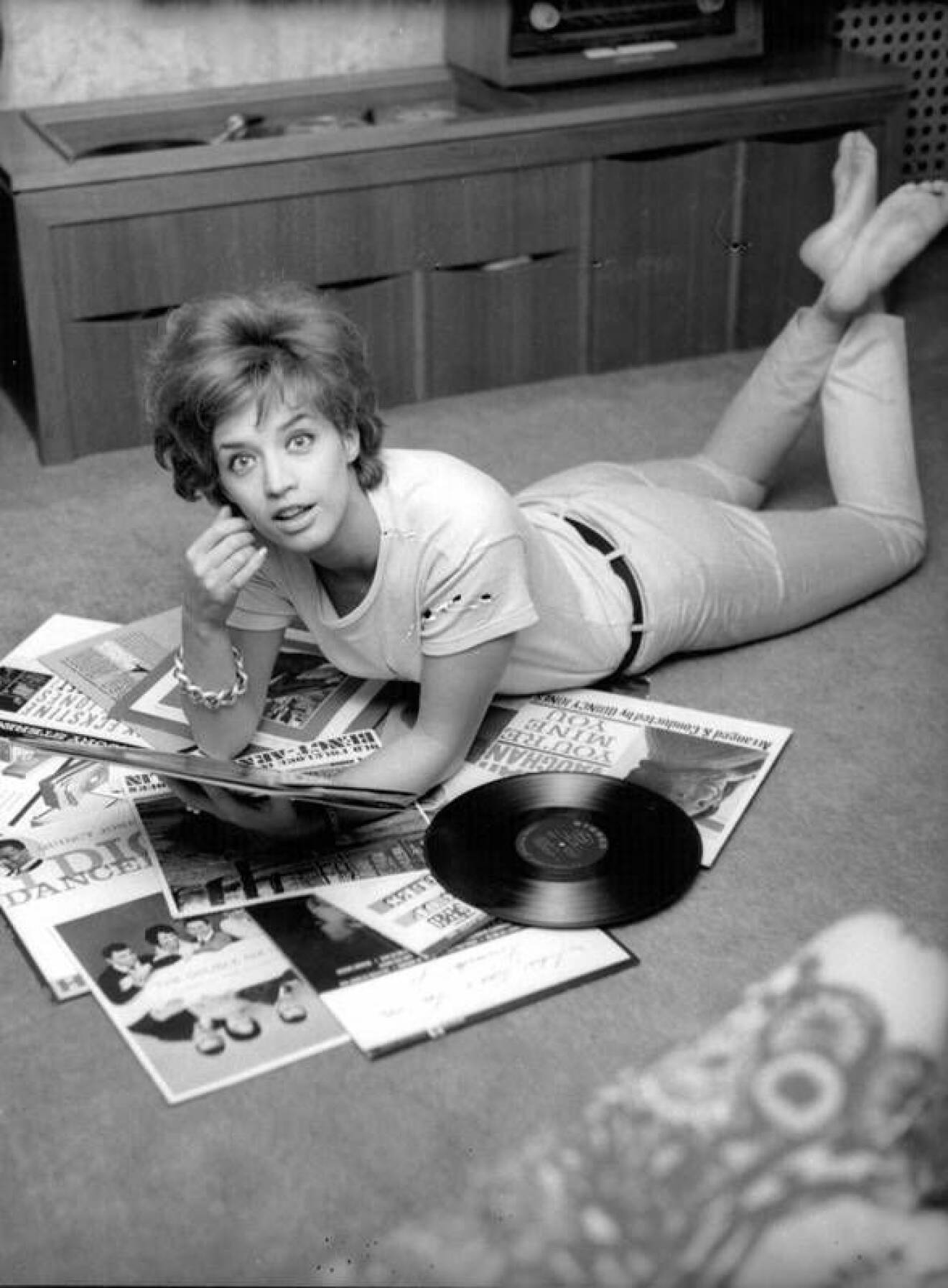 Lill-Babs kollar igenom vinylskivor år 1963