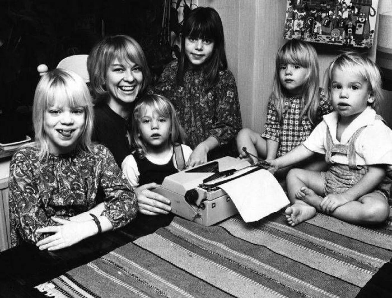 Anna Wahlgren med sina barn.