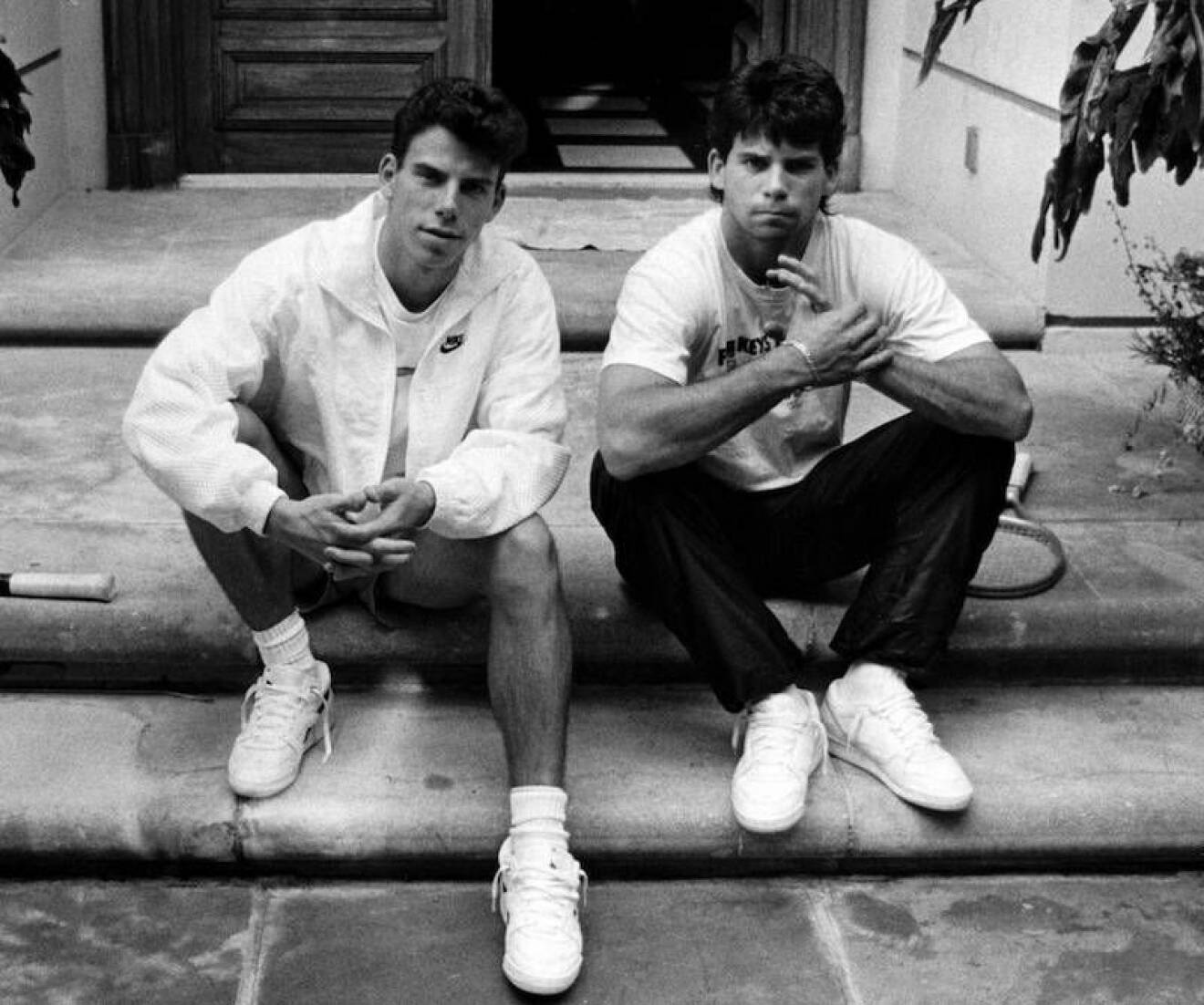 Bröderna Erik och Lyle Menendez i Beverly Hills 1989, samma år som de sköt och mördade sina föräldrar Jose och Kitty.