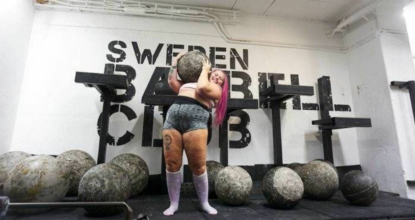 Sara Dahlström lyfter tunga vikter.
