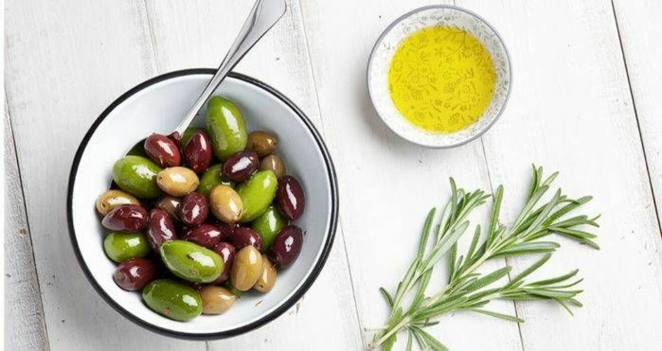Skålar med oliver, olja och rosmarin.