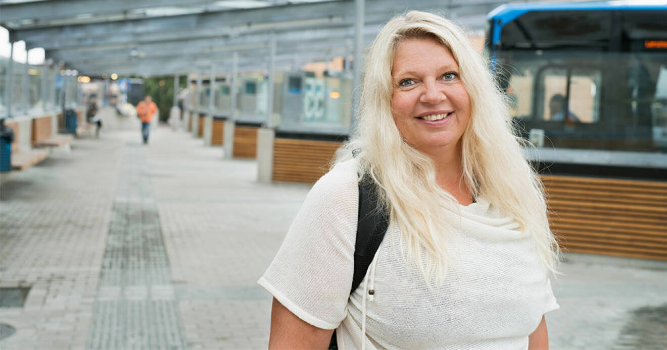 Författaren Anna Ihrén på en busstation