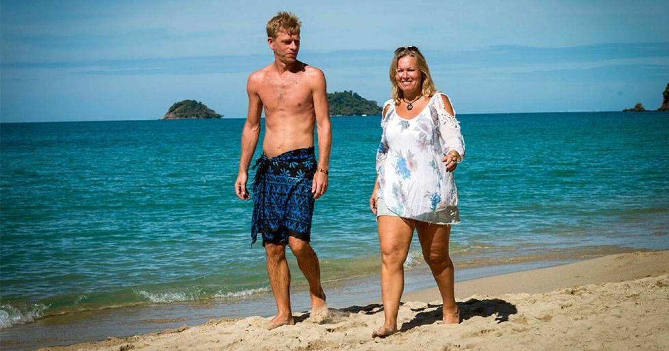 Anna-Karin Gustafsson på en strand i Thailand med sin bror.