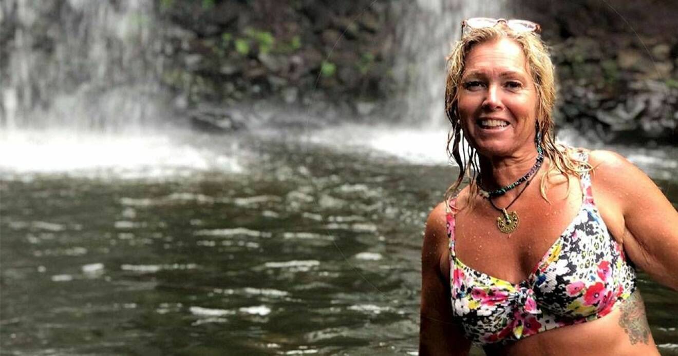 Anna-Karin Gustafsson i bikini framför ett vattenfall i Thailand.