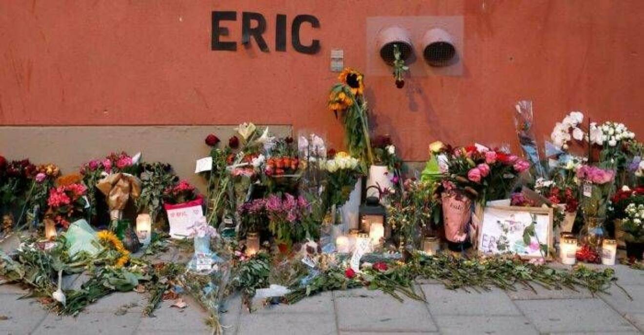 Platsen där Eric dog fylldes av blommor, nallar och kort.
