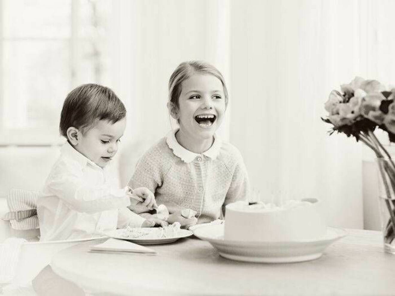 Prinsessan Estelle och prins Oscar äter tårta på Estelles 6-årsdag!