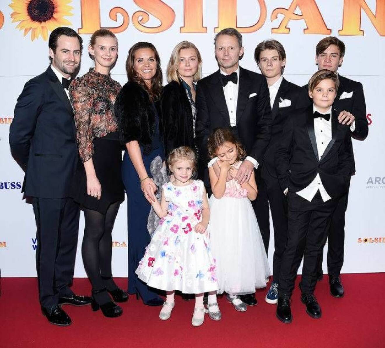 Felix och Clara med familjen på premiären av filmen ”Solsidan”