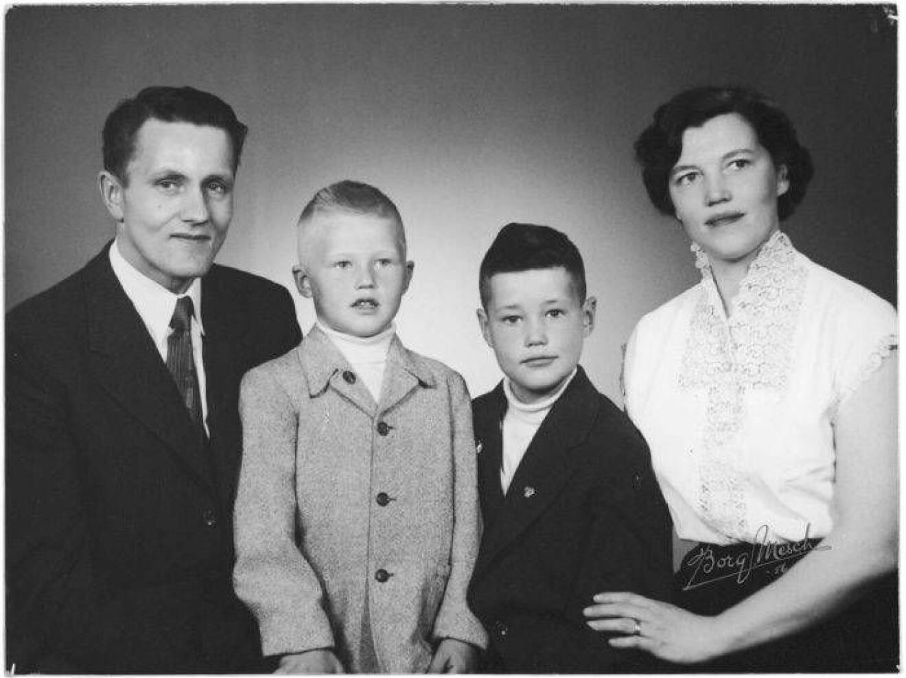Familjebilden på familjen Salming med pappa Erland, mamma Karin och sönerna Börje tv och Stig