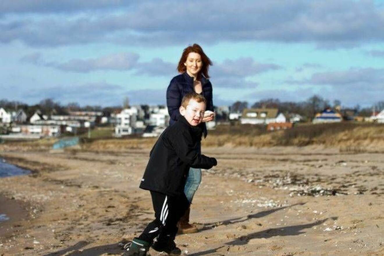 Hilmer och mamma Lindha på stranden i Ängelholm
