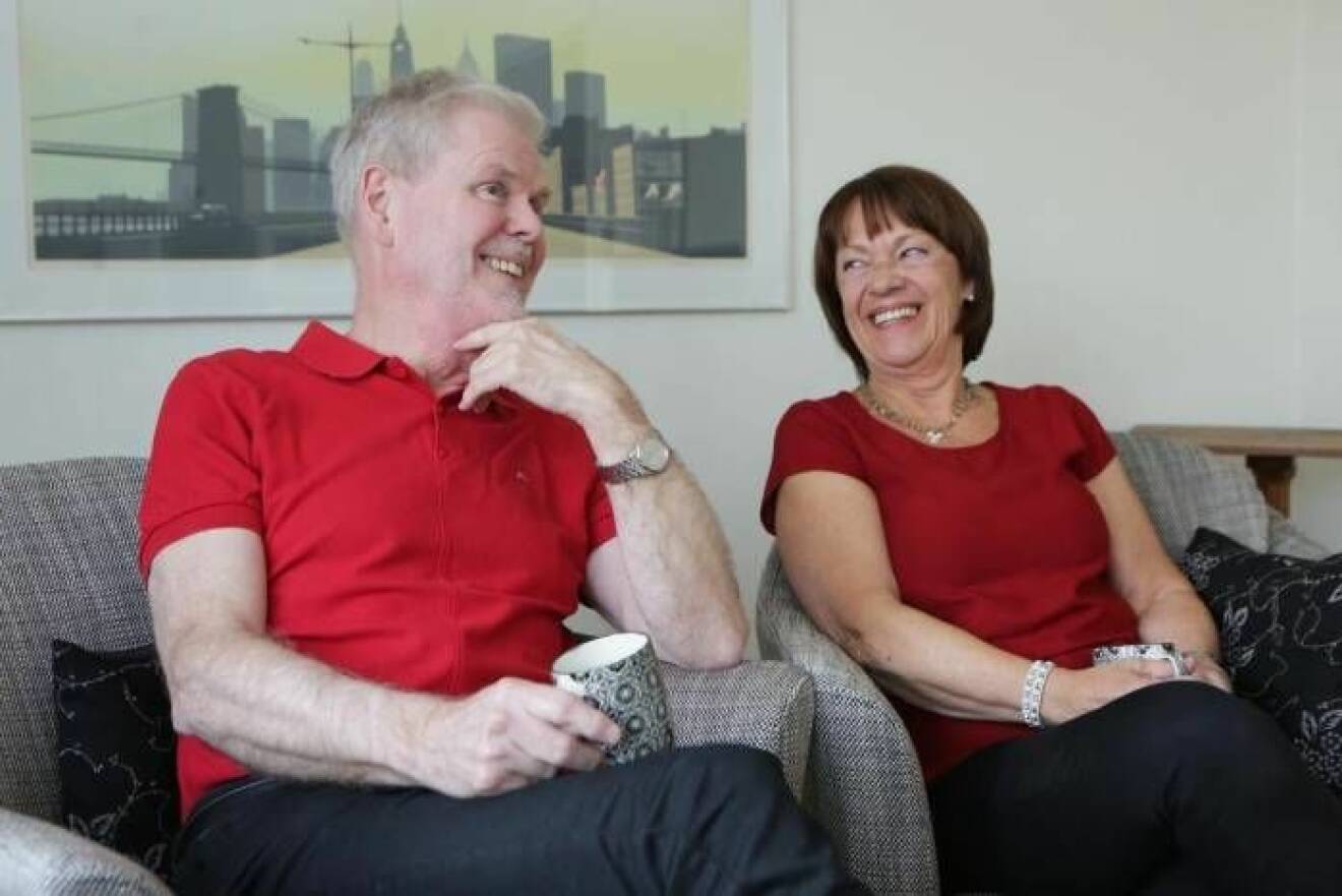Kent och Margareta sitter i soffan och är tacksamma för att Kent är frisk från cancern.