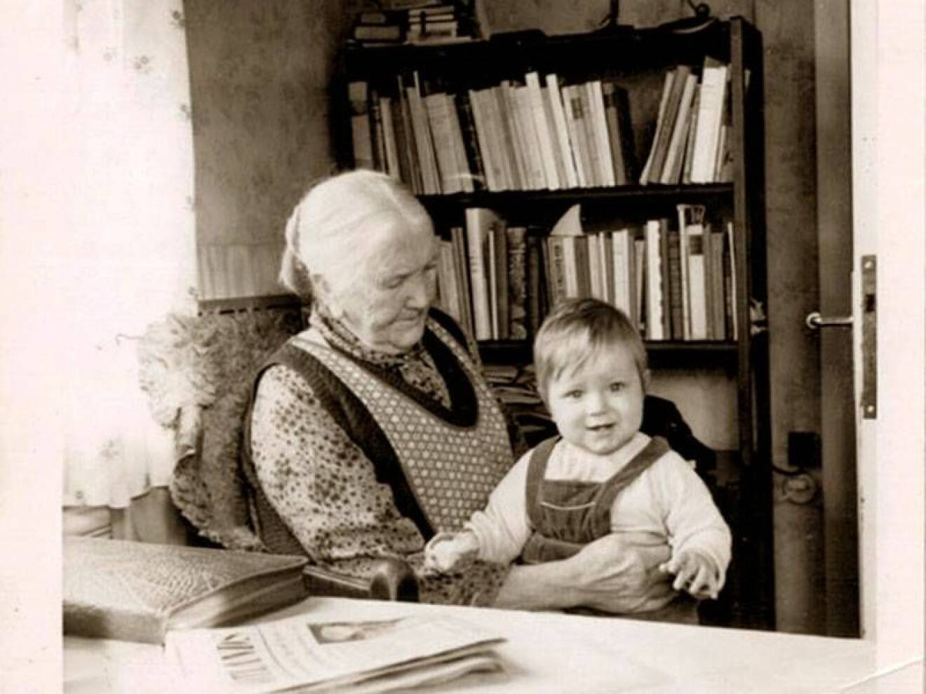 Gammelmormor med Anna Janssons lillebror David i knät.