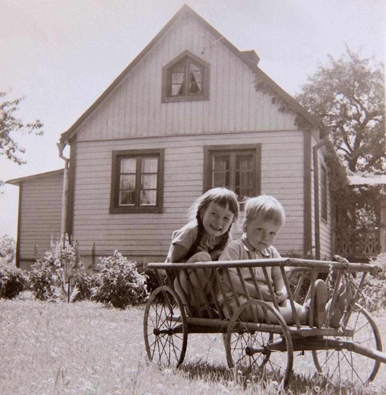 Anna Jansson och lillebror David i mormors trädgård i Klinte.