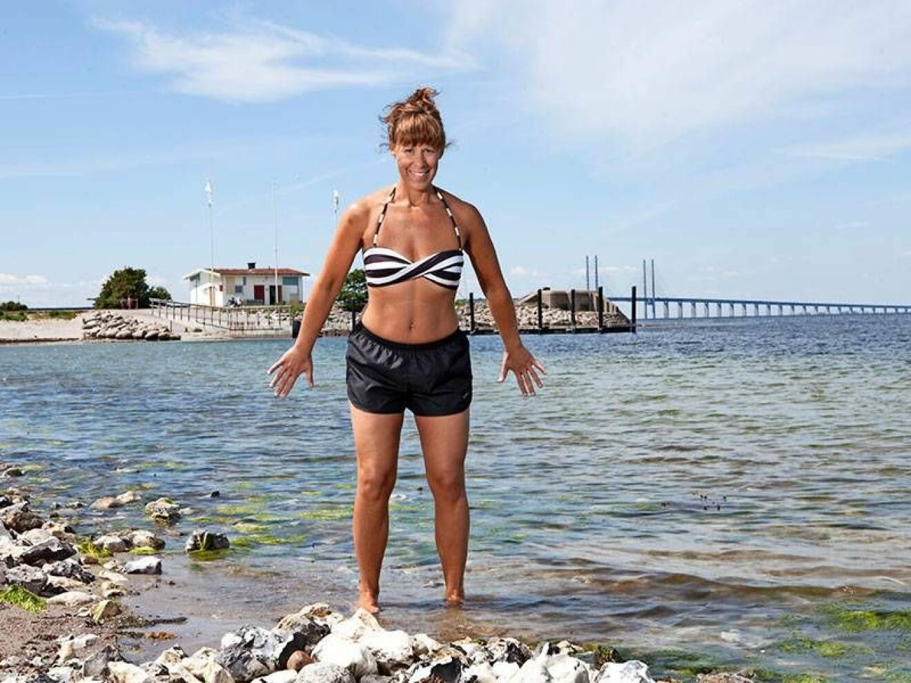 Åsa Rippe visar övningar för vattengympa att göra på stranden