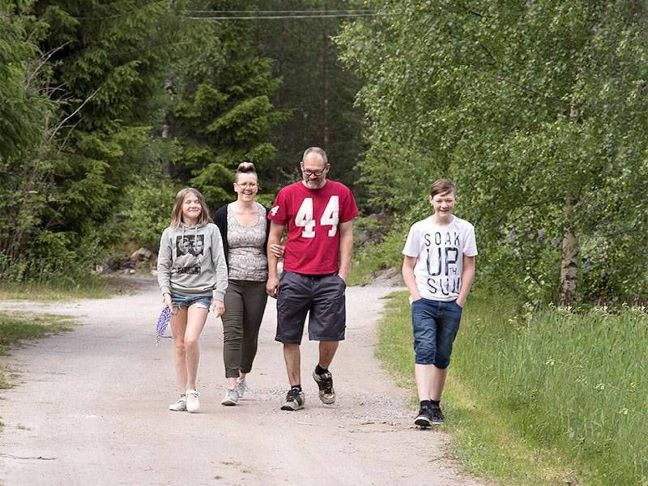 Jessica Bergs tillsammans med familjen på en promenad