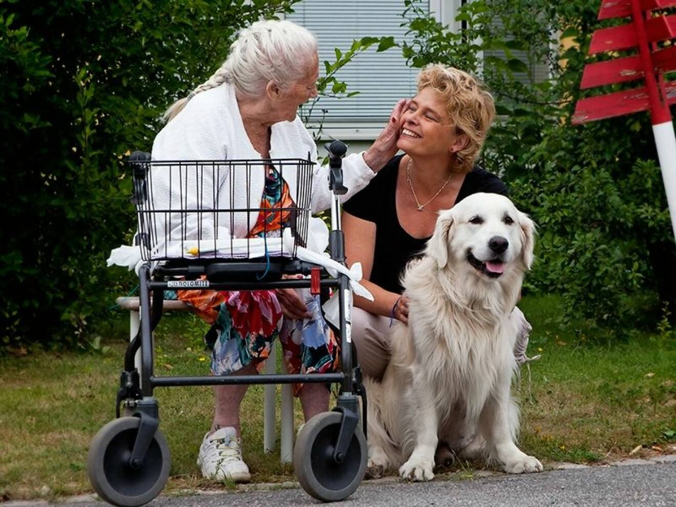 Maria och hennes hund Oliver hälsar på ett äldreboende