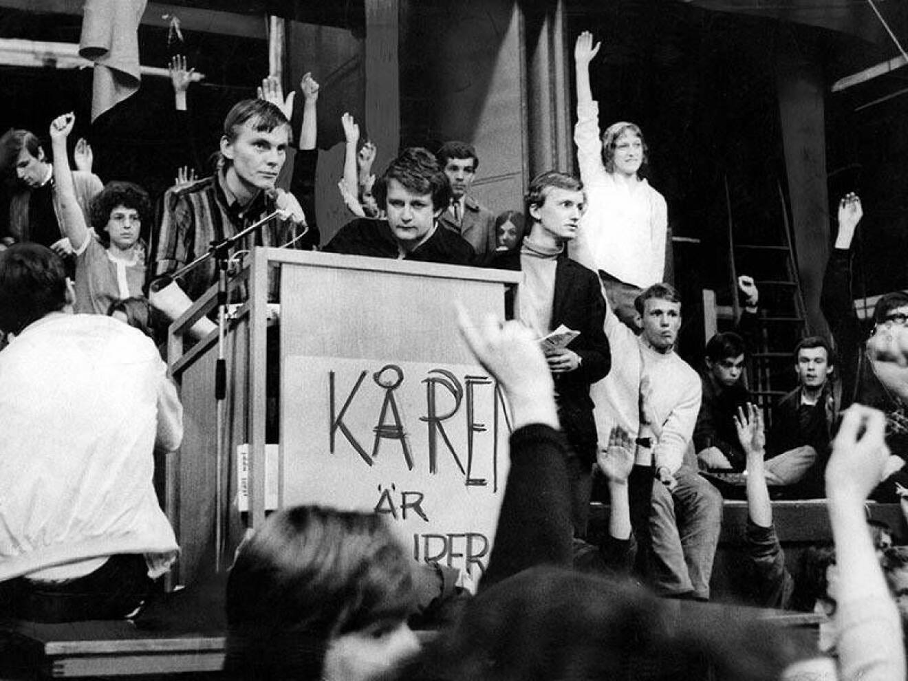 Demonstrerande studenter ockuperar kårhuset i Stockholm. I talarstolen i mitten: Anders Carlberg.