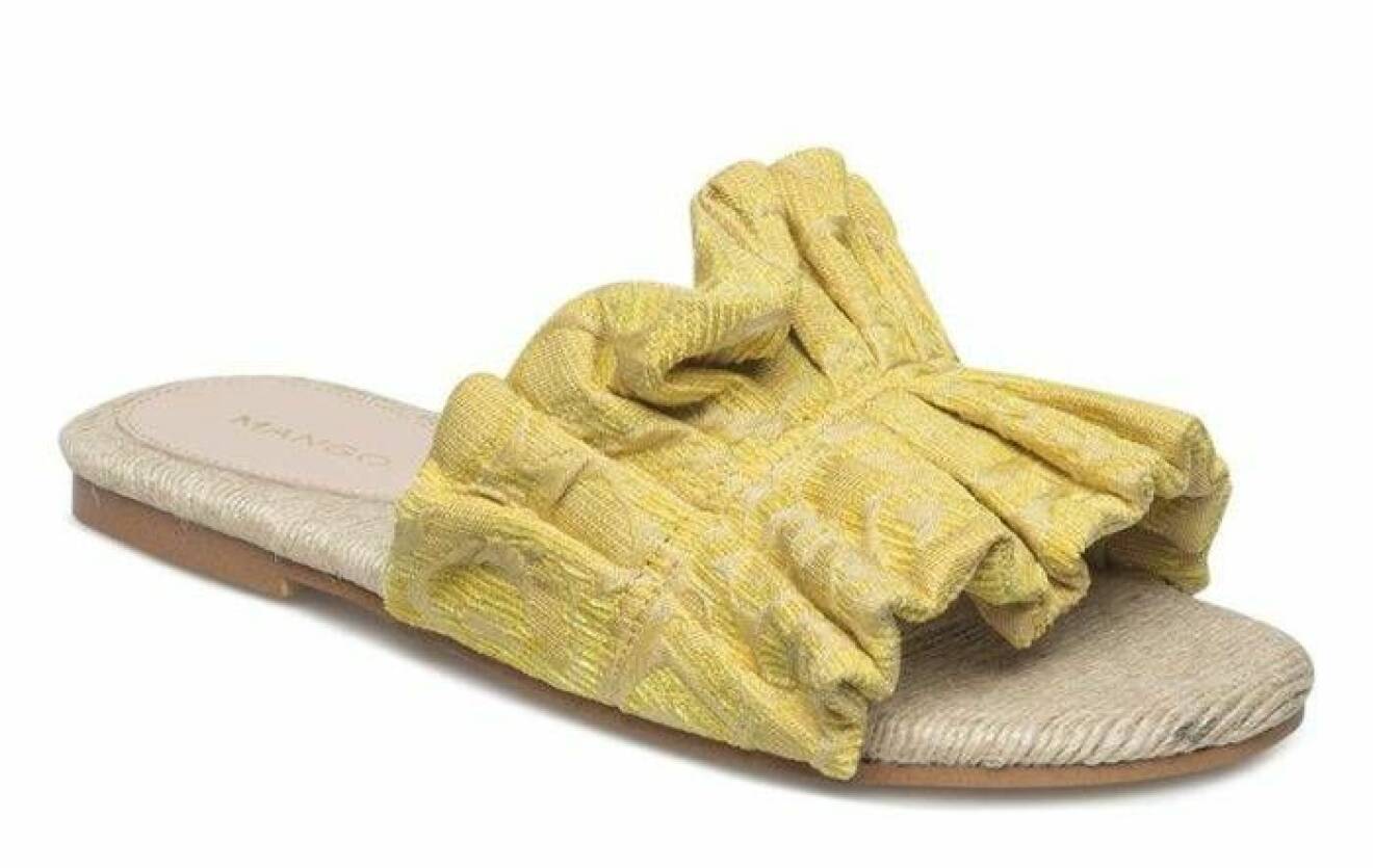gul sandal i textil från Mango