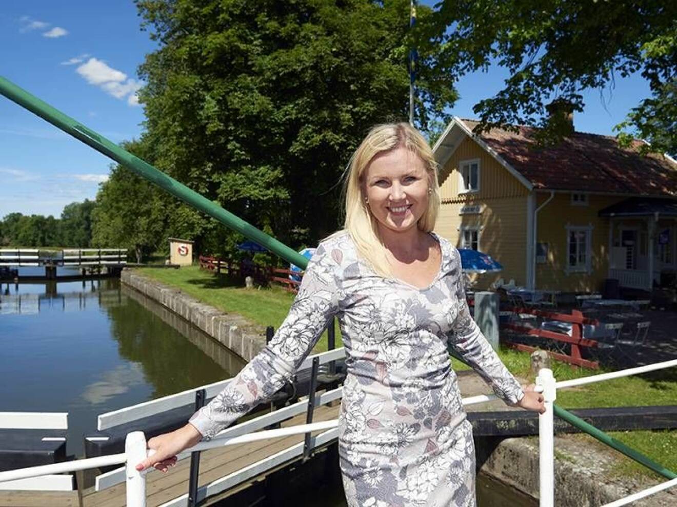 Elisa vid Göta kanal och Hajstorps slusskafé.