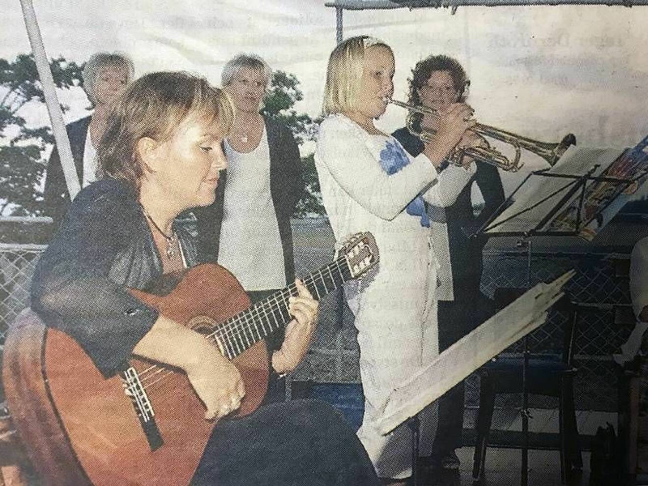 Elisa Lindström spelar trumpet och mamma Eva gitarr.