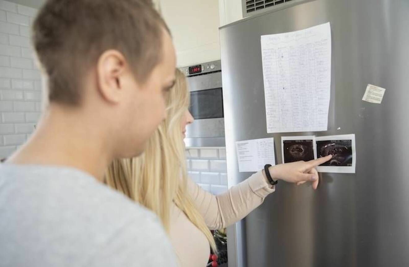 Det finns ett liv efter hjärntumören. På kylskåpet syns ultraljudsbilder på parets nya familjemedlem. 