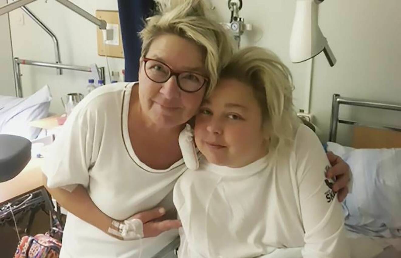 Mor och dotter pustar ut på sjukhuset efter njurtransplantationen.