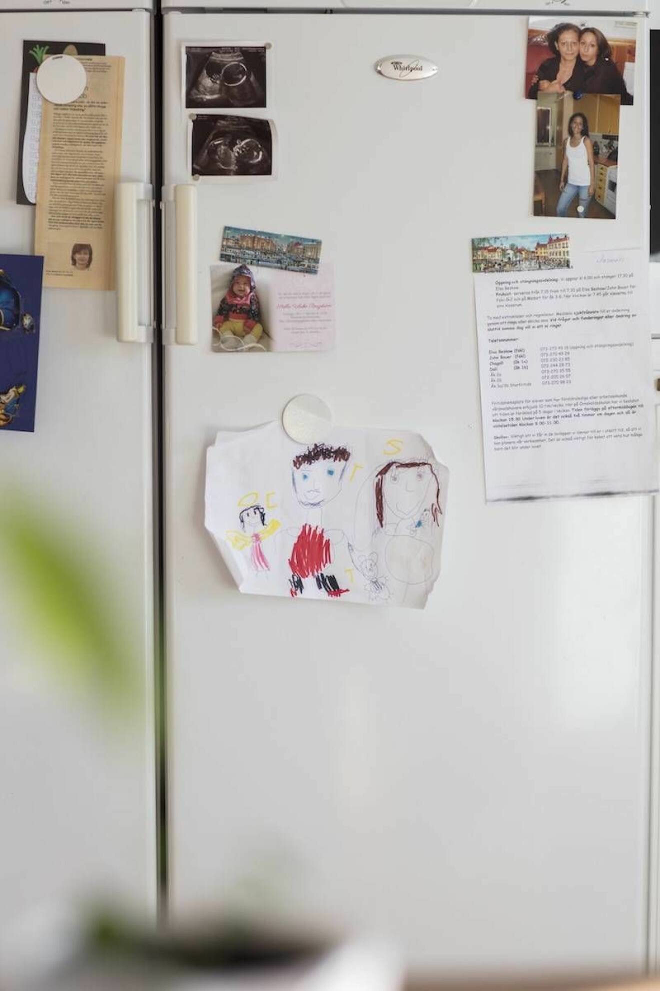 På Shirins kylskåp hänger en bild på henne och mamma Iman