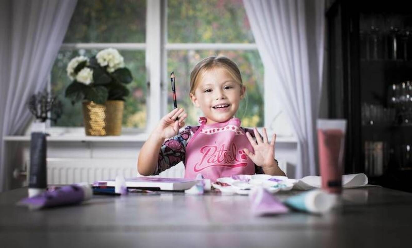 Svampar, penslar, färgtuber och en målarduk ligger på bordet. Penny gillar att måla med konstnärsgrejer, som hon säger.
