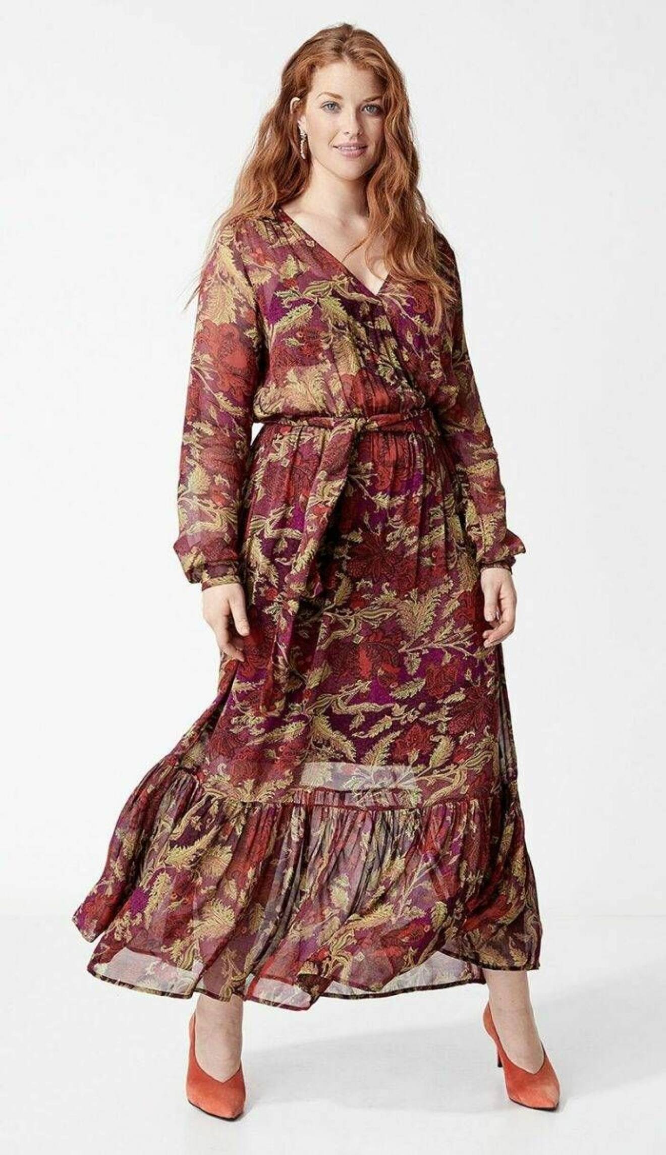 Lång mönstrad klänning med volang från Indiska