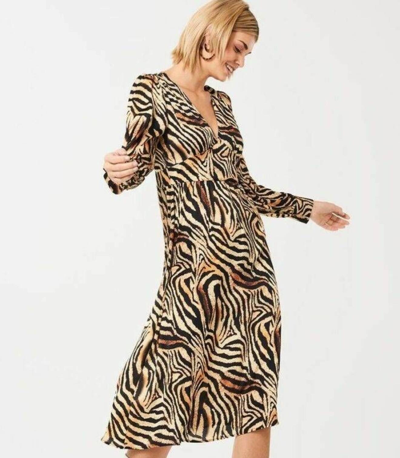 Tigerrandig klänning från Gina Tricot