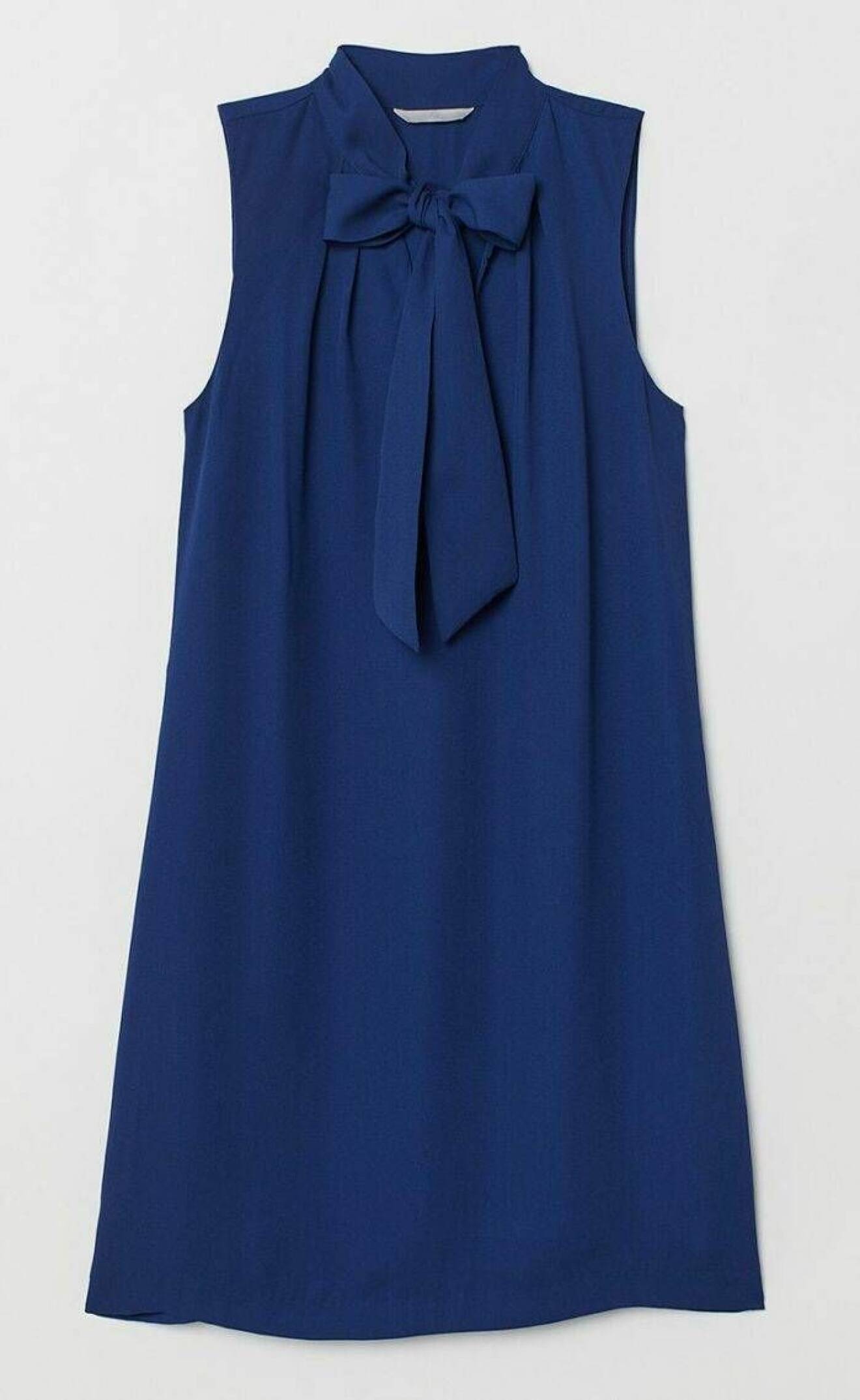 Kornblå klänning med knyt i halsen från H&M