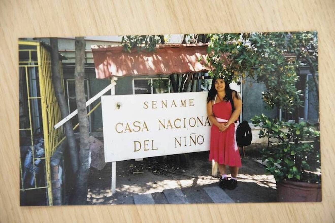 Lucila utanför det barnhem i Chile där hon bodde som liten