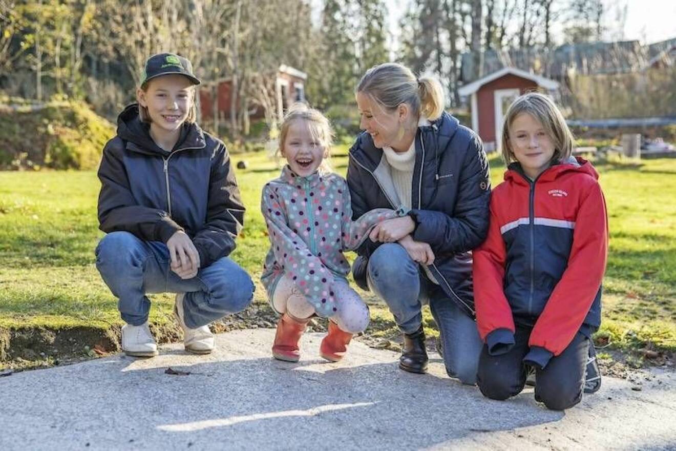 Lina med sina tre barn: Ville, Lisa och Ivar.