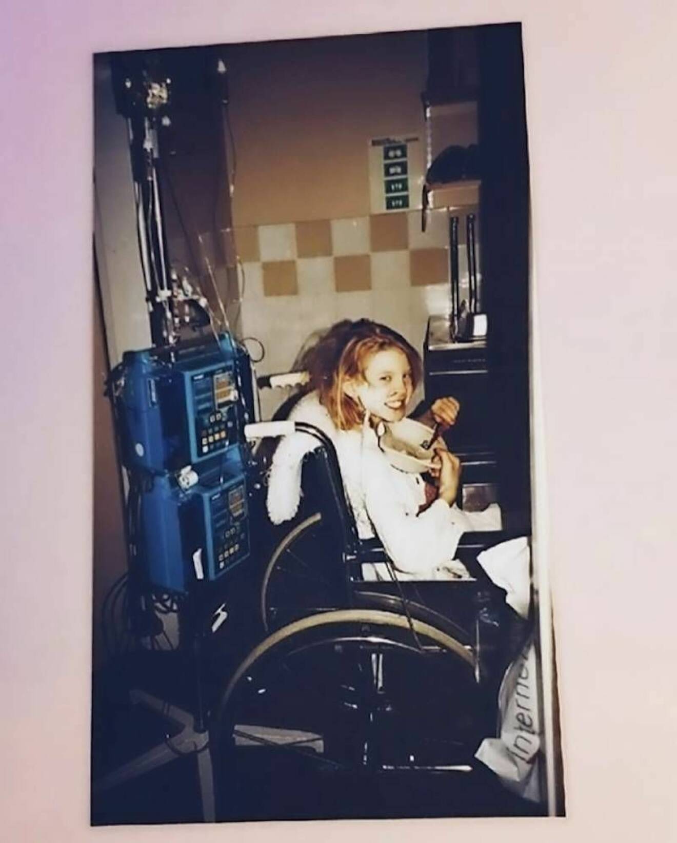 Sofia fick sitta i rullstol efter operationen.