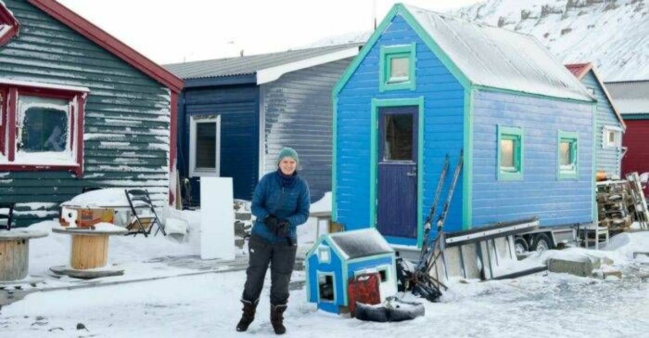 Marina van Dijk vid sin blåa husvagn i Longyearbyen