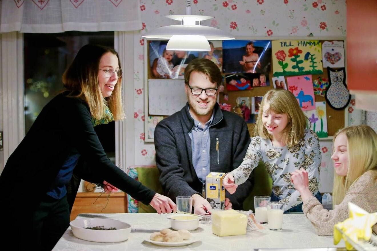 Åsa Axelsson tillsammans med familjen runt middagsbordet