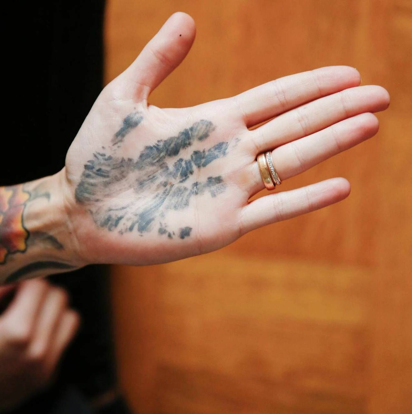 Mamma Sara har tatuerat in Sallys hand i sin