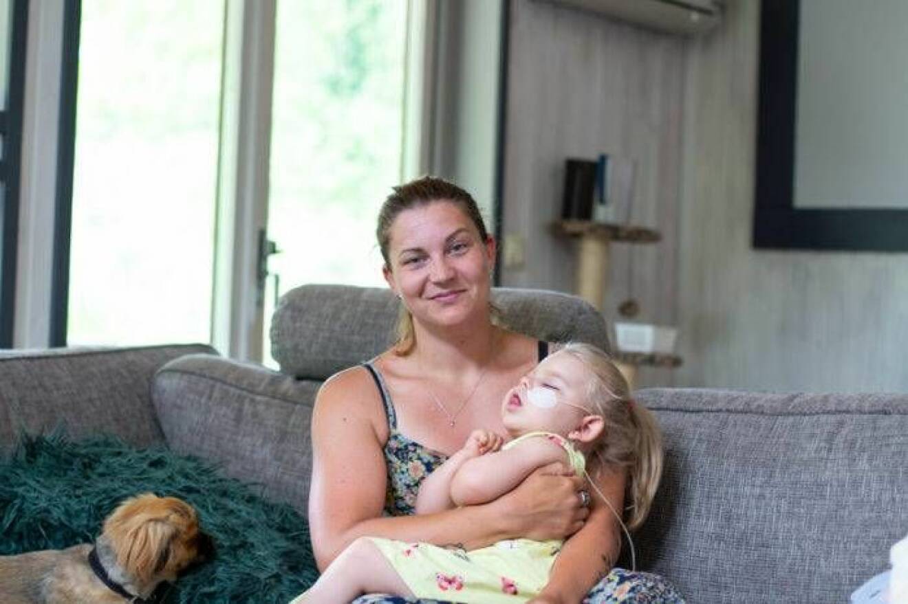Matilda Holmkvist med dottern Ellie som har en genmutation och grav hjärnskada.