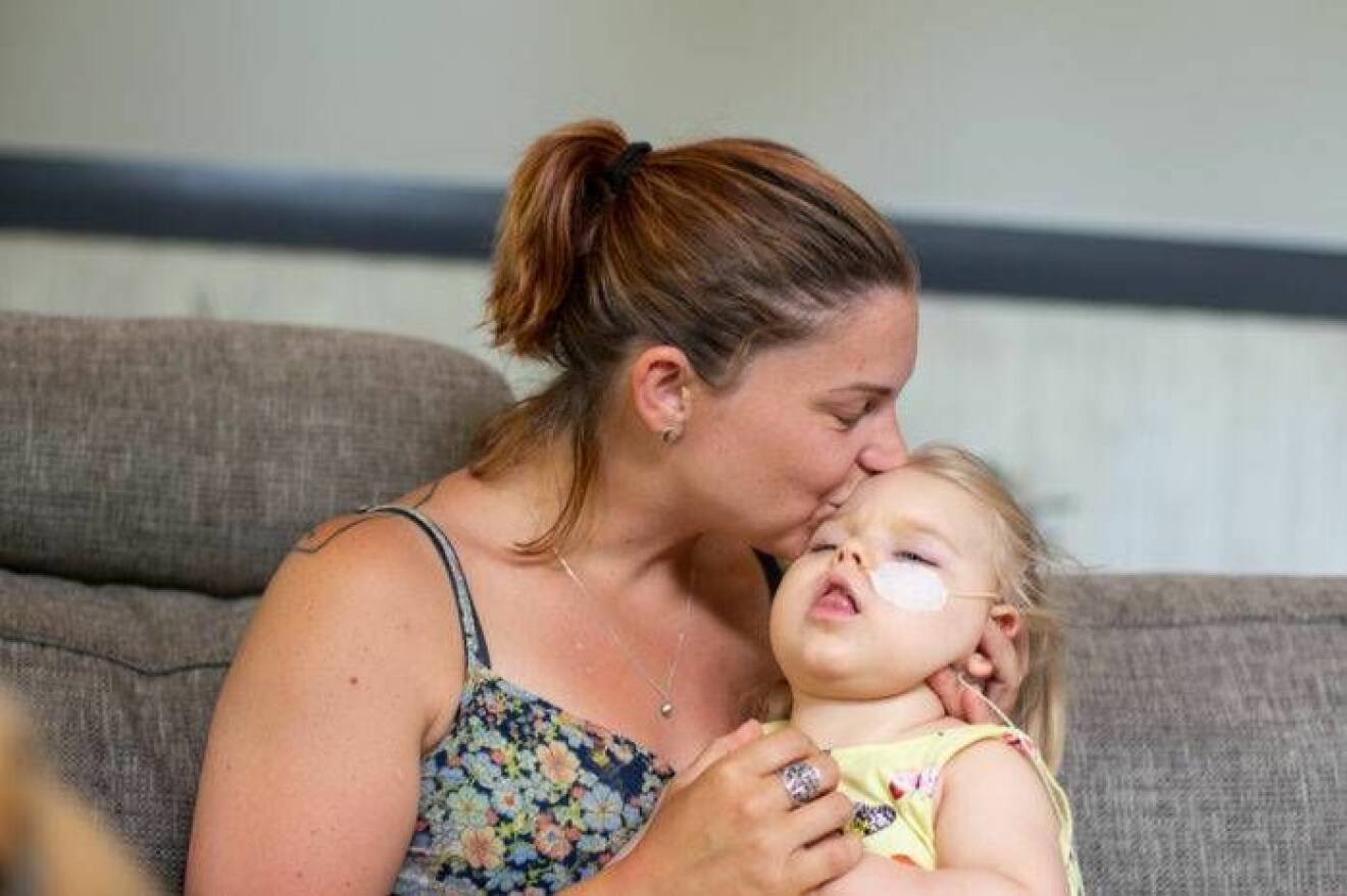 Matilda Holmkvist med dottern Ellie som lider av en ovanlig genmutation och hjärnskada.