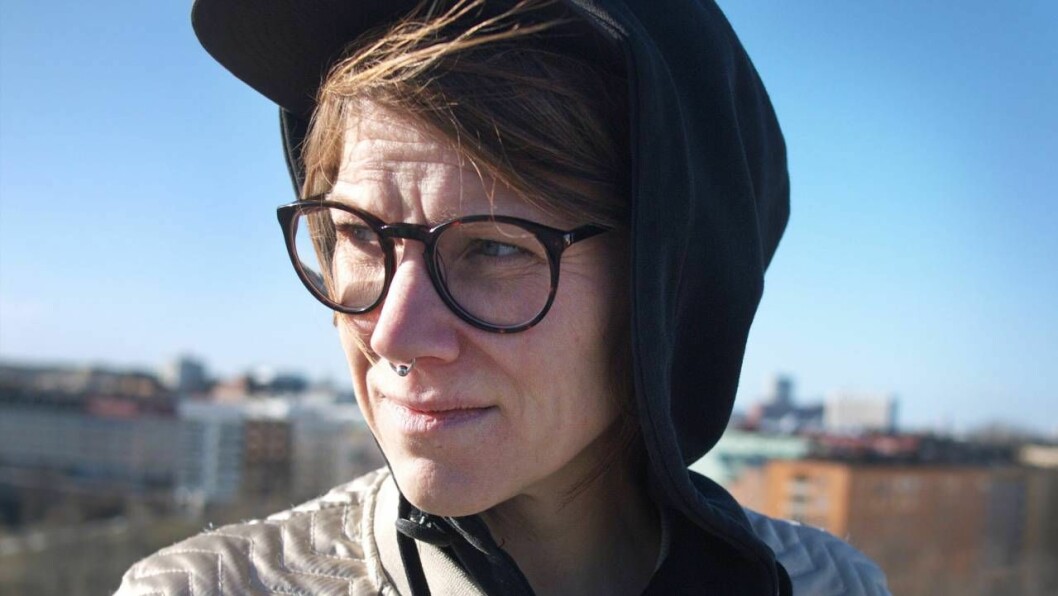 Sandra blev plötsligt förälskad i en kvinnlig bekant – och lämnade då sin manliga sambo. Foto: Pia Påltoft Sanda Vilppala står med utsikt över staden och tittar bort från kameran