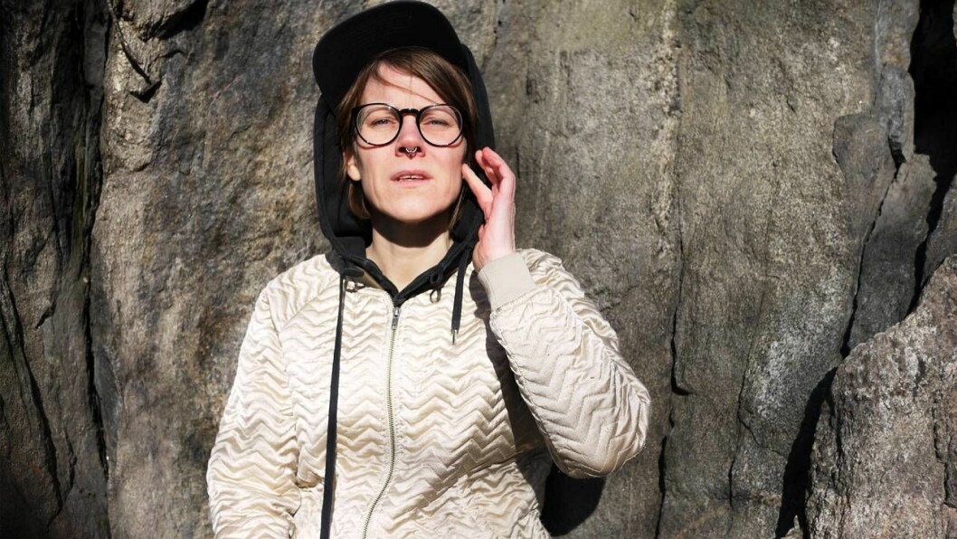 När artisten Sandra Vilppala insåg att hon var lesbisk var hon 38 år gammal. Foto: Pia Påltoft Artisten Sandra Vilppala tittar in i kameran