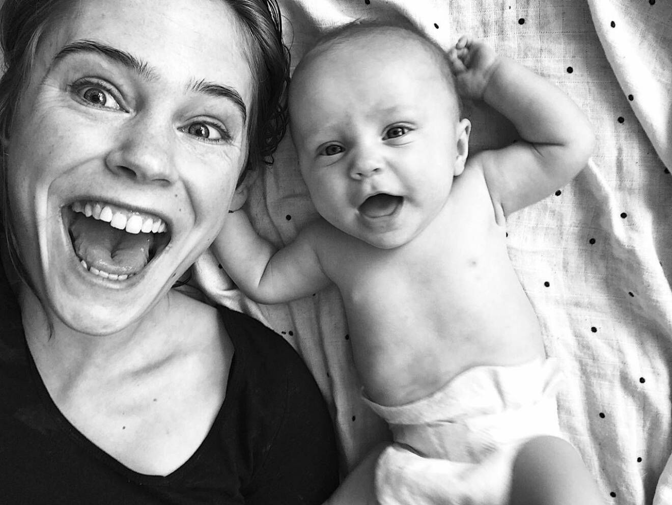 Christine och bebis ler mot kameran
