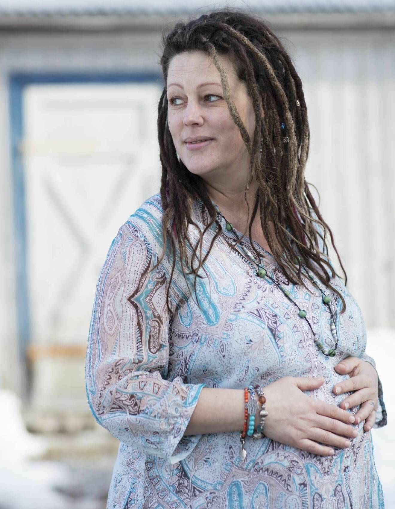 Maria Viklund håller på sin gravidmage 