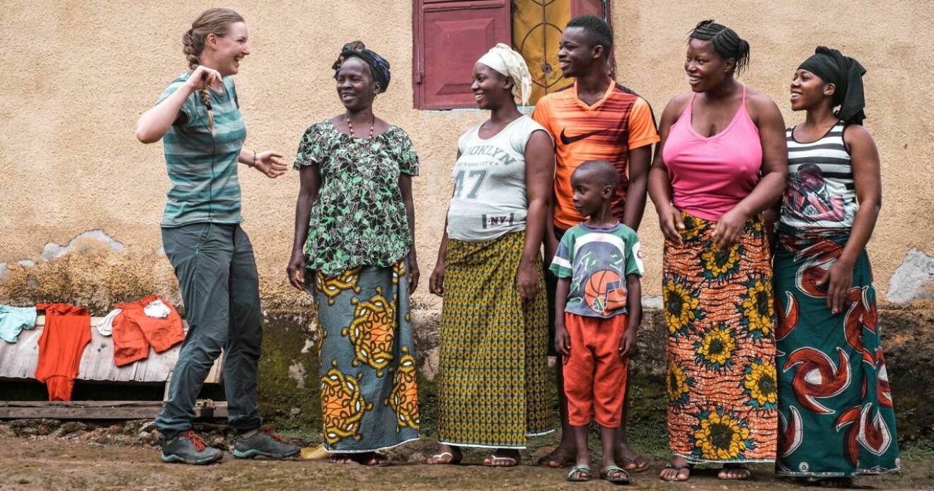 Fredrika med kvinnor och barn i Guinea. 