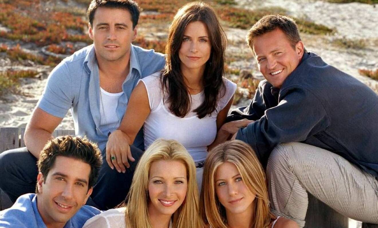 Skådespelarna som spelade i tv-serien Vänner på en strand.