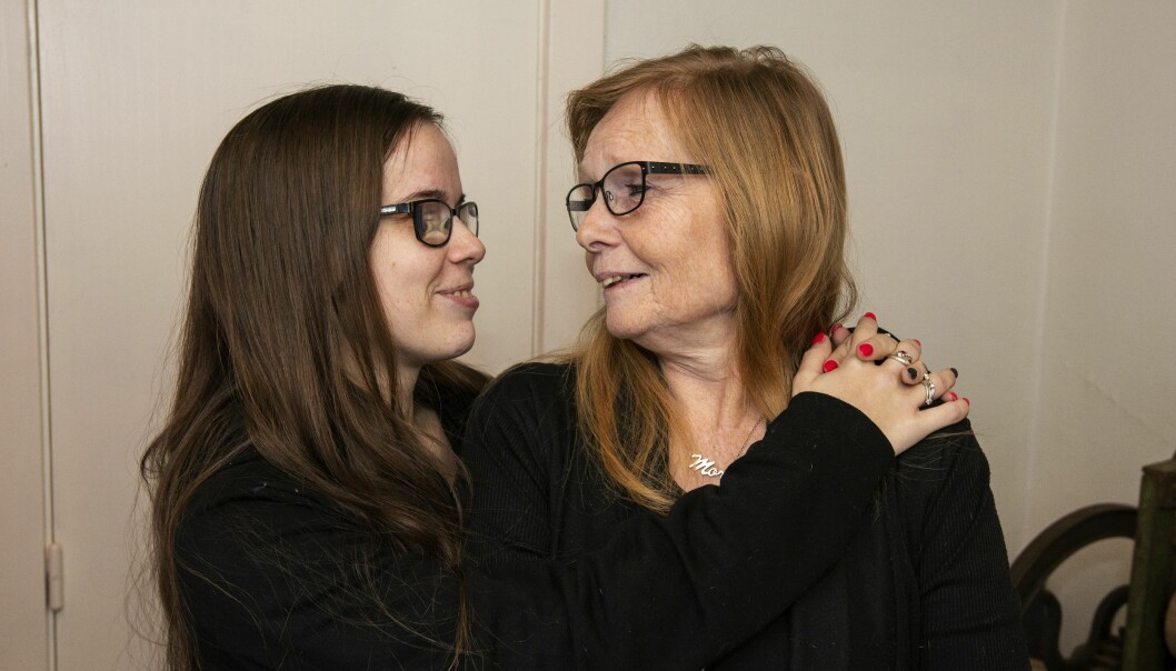 Mamma Minna och mormor Connie som båda är glada för att Kida sparkade i magen.