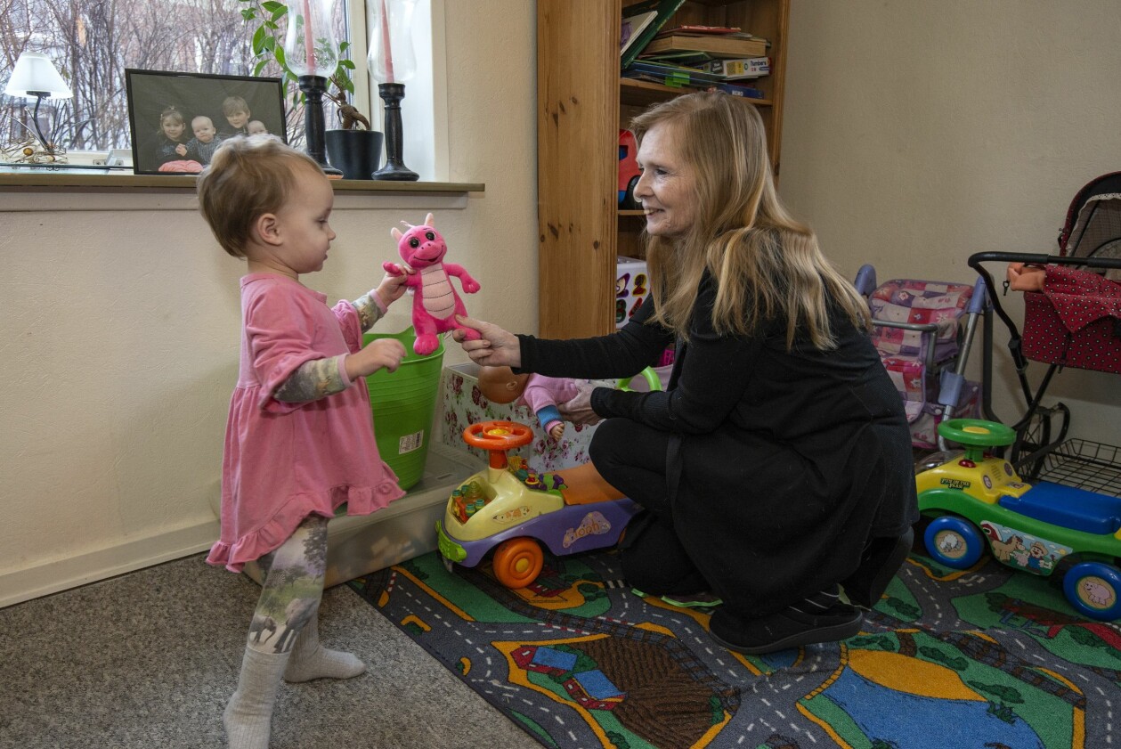 Connie Kajhøj och barnbarnet Kida har en speciell relation och leker ofta.