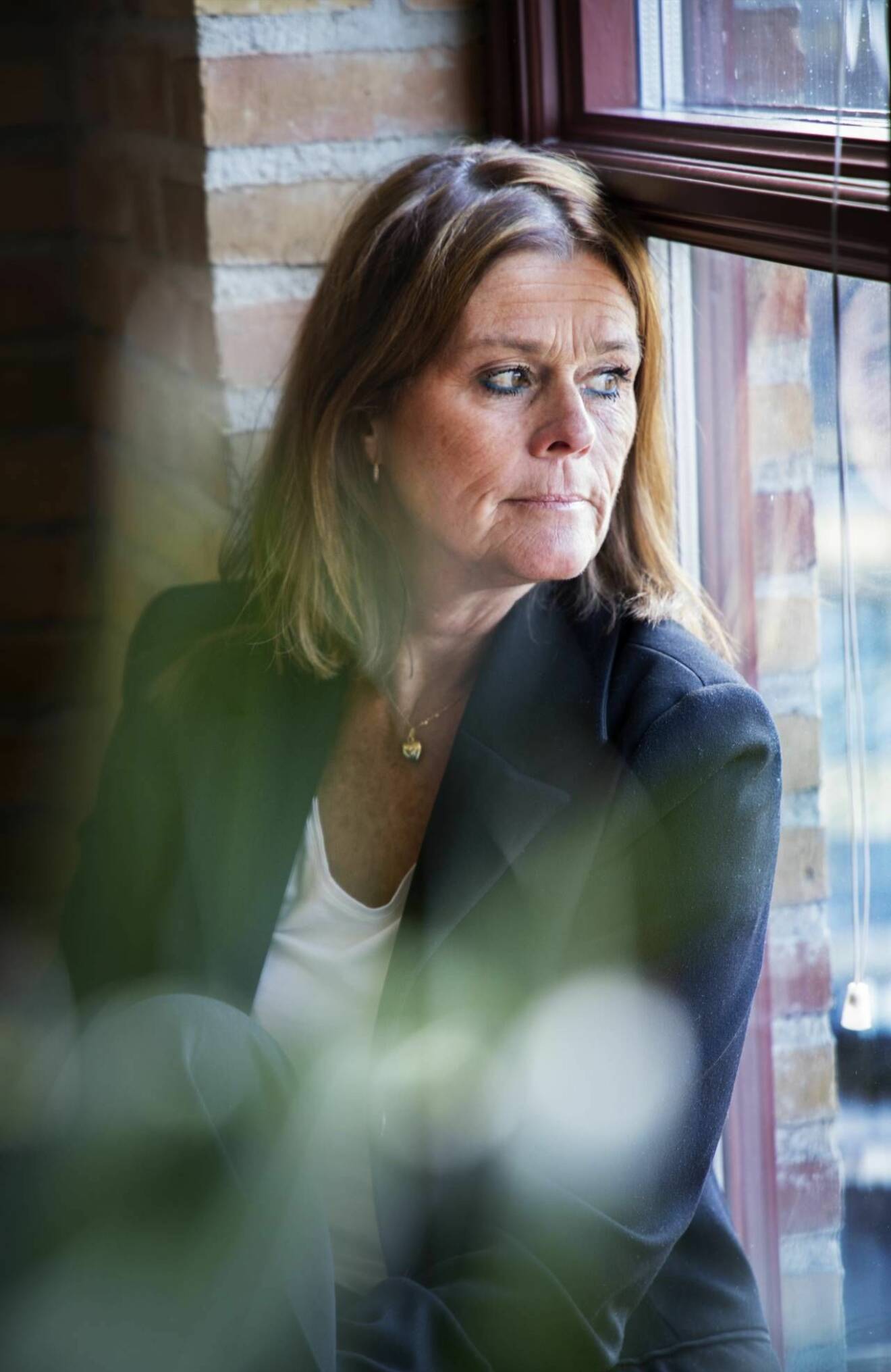 Birgitta Bergin tittar ut genom fönster