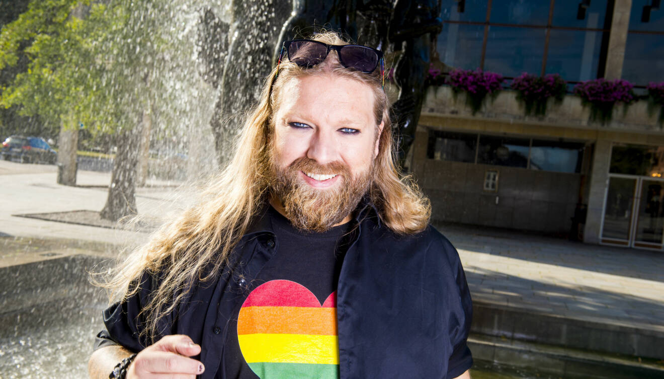 Rickard Söderberg i en pride-tröja.